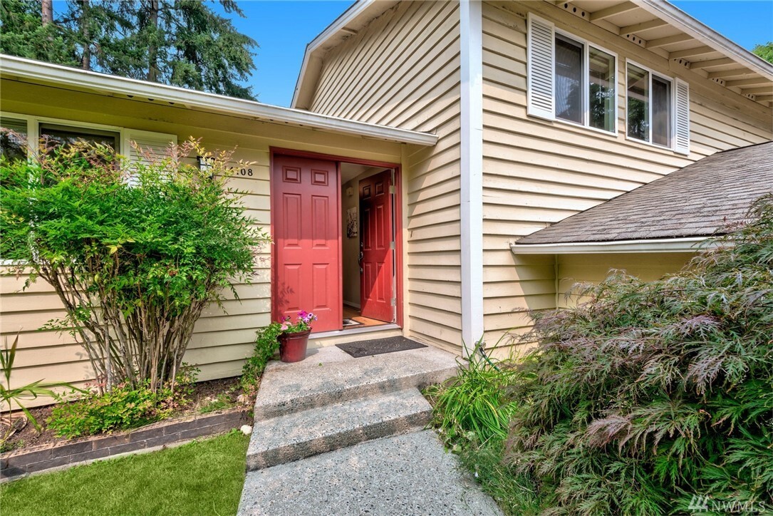 Property Photo: 14108 NE 62nd St WA 98052
