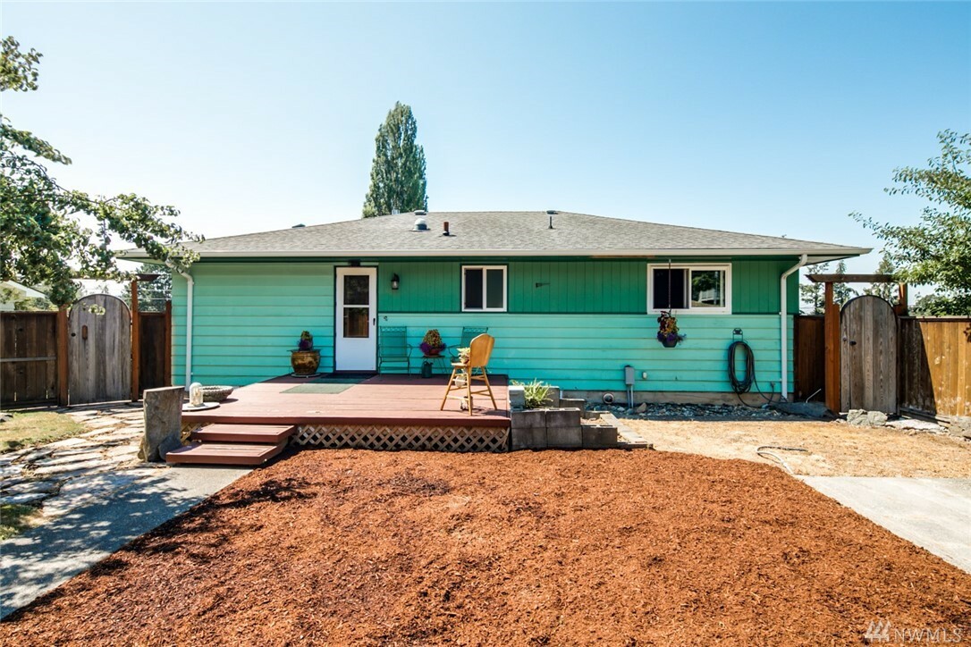 Property Photo:  2300 Huron St  WA 98229 