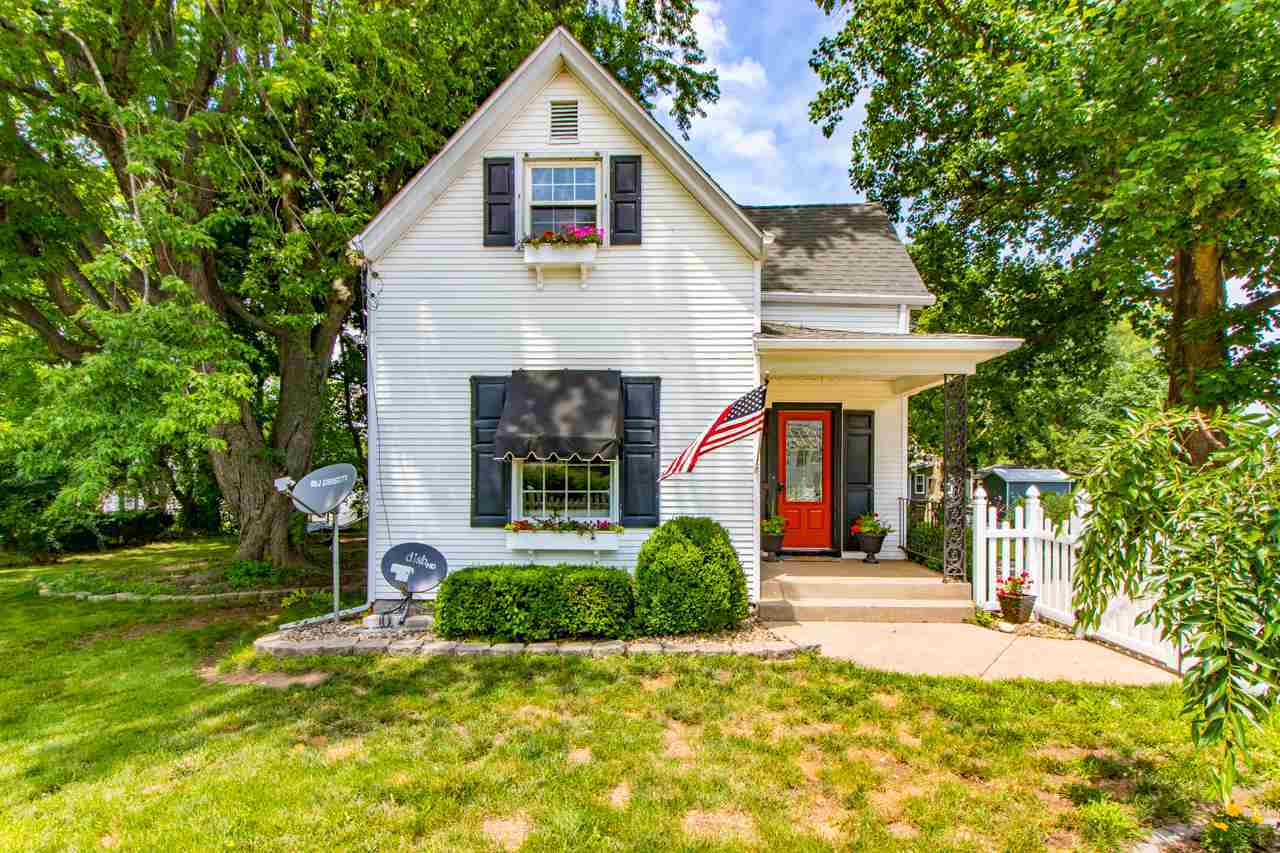 Property Photo:  132 Crescent  IL 61611 