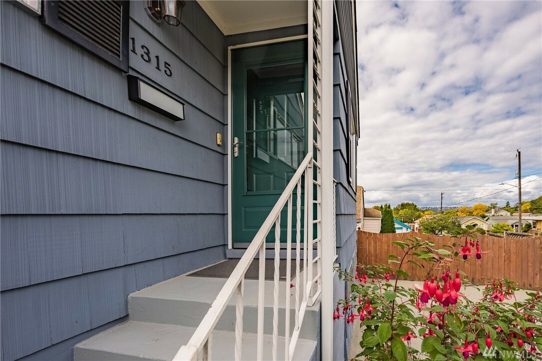 Property Photo:  1315 S Ferdinand St  WA 98108 