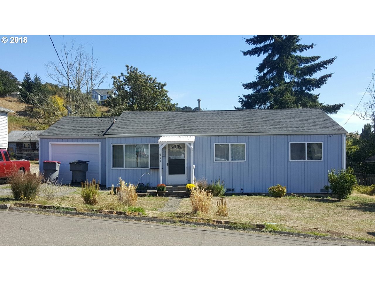 Property Photo: 611 NE Hill St OR 97378