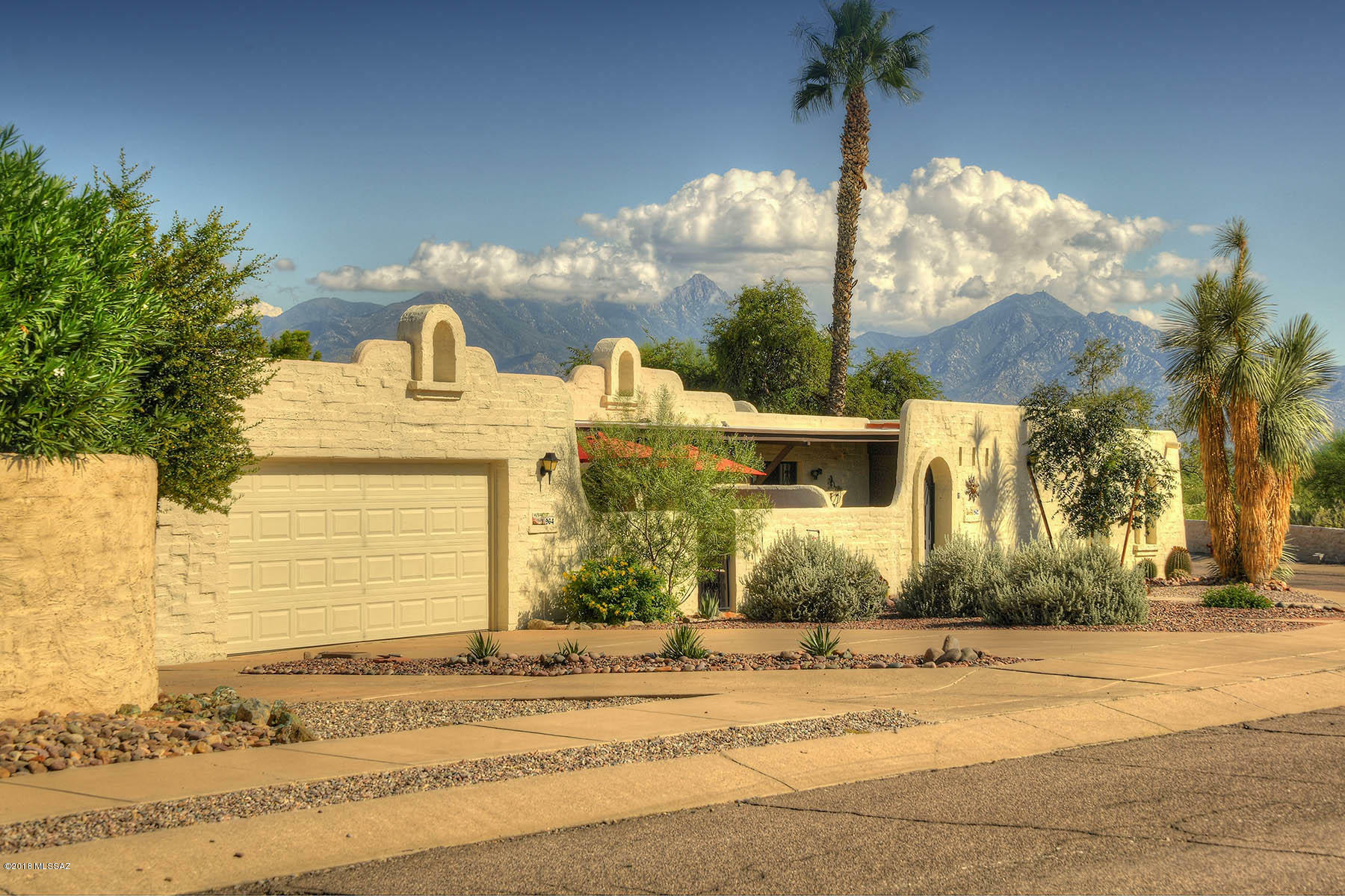 Property Photo:  964 W Vereda Calma  AZ 85614 