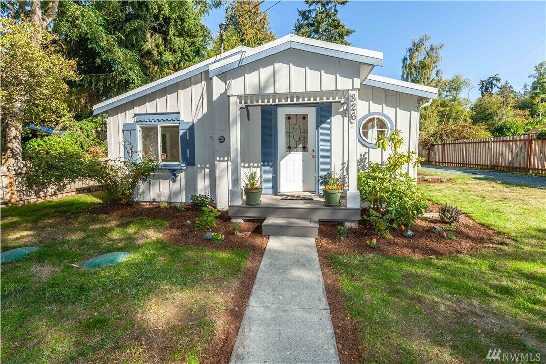 Property Photo:  826 Furman Ave  WA 98260 