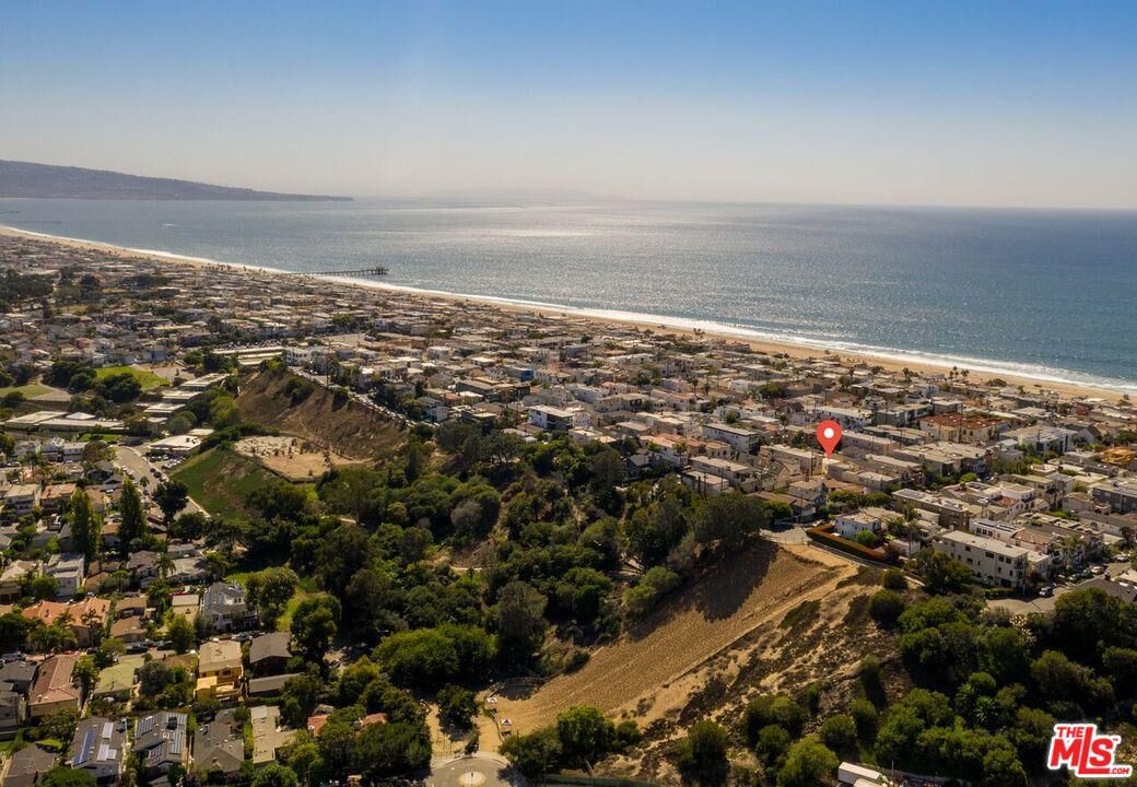 Property Photo: 453 31st St CA 90266