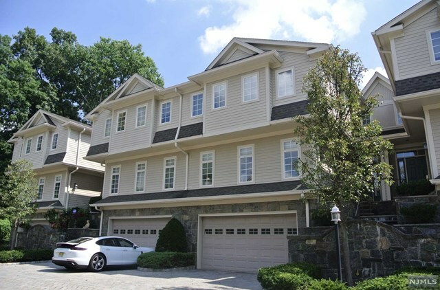 Property Photo:  5 Kensington Court  NJ 07670 