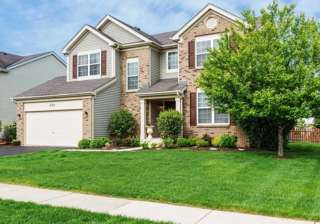 Property Photo: 320 Thornwood Way IL 60177