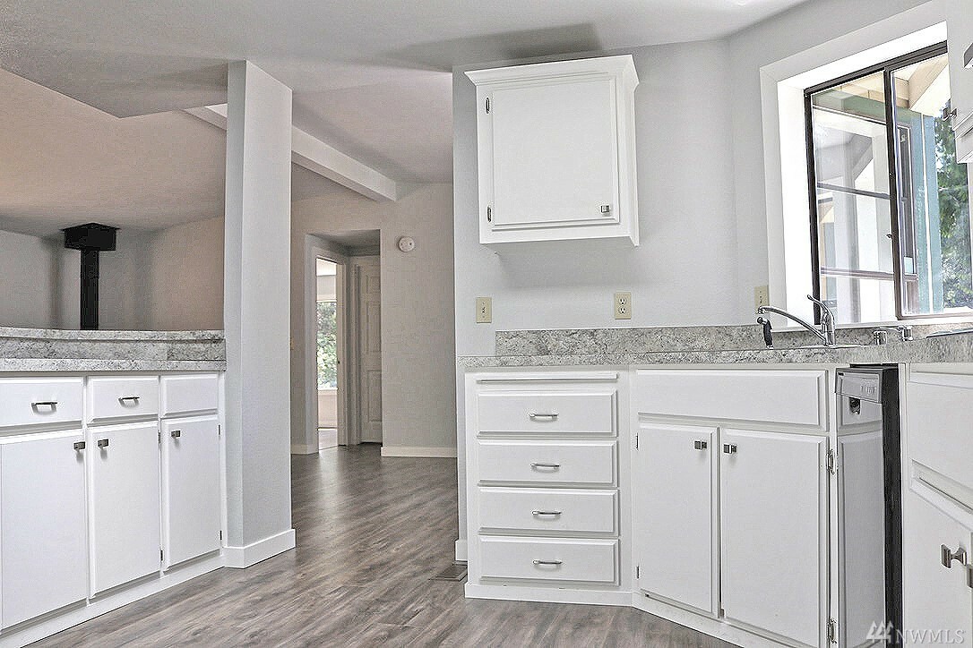 Property Photo: 1733 W Beaver Lake Dr SE WA 98075
