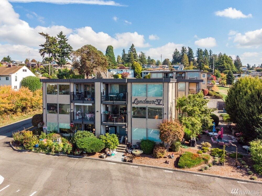 Property Photo:  811 S 227th Place  WA 98198 