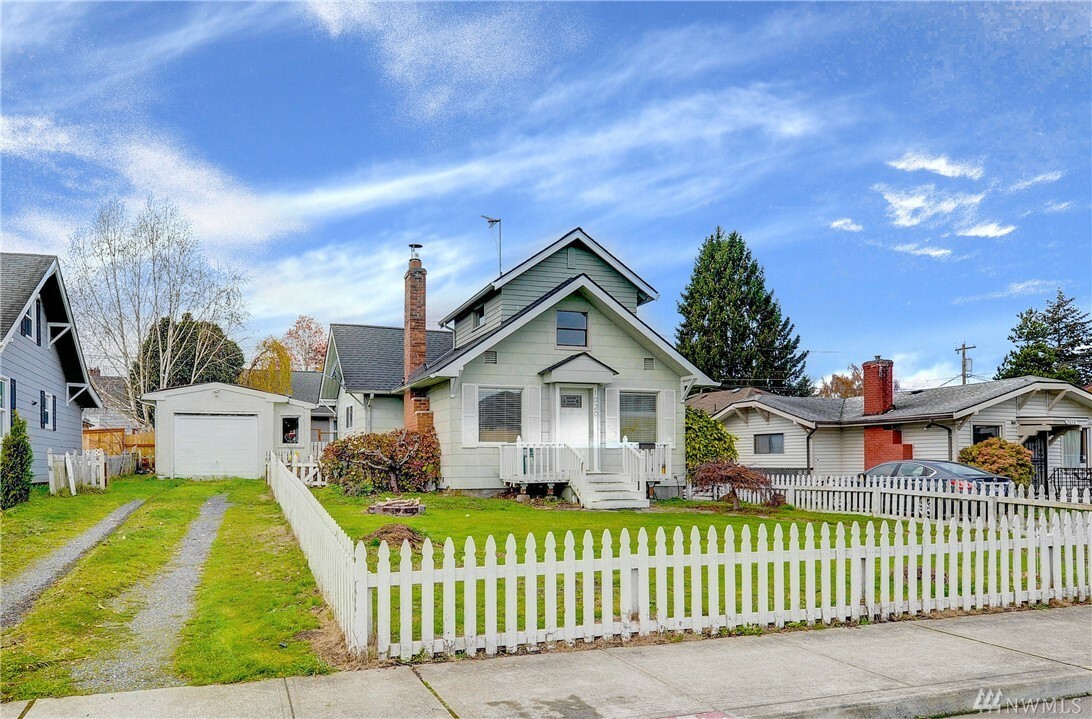 Property Photo:  1020 Rockefeller Ave  WA 98201 