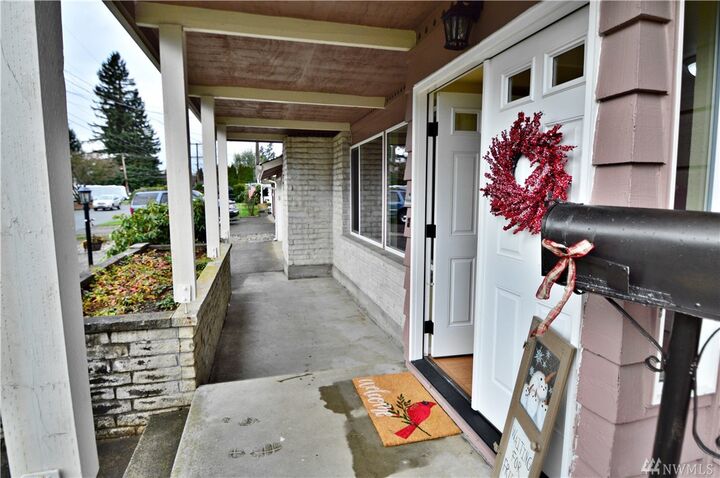 Property Photo: 1609 6th St NE WA 98002