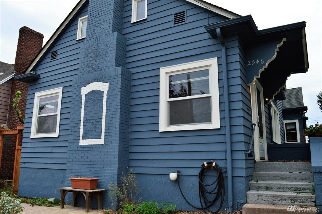 Property Photo:  2546 Queen Anne Ave N  WA 98109 