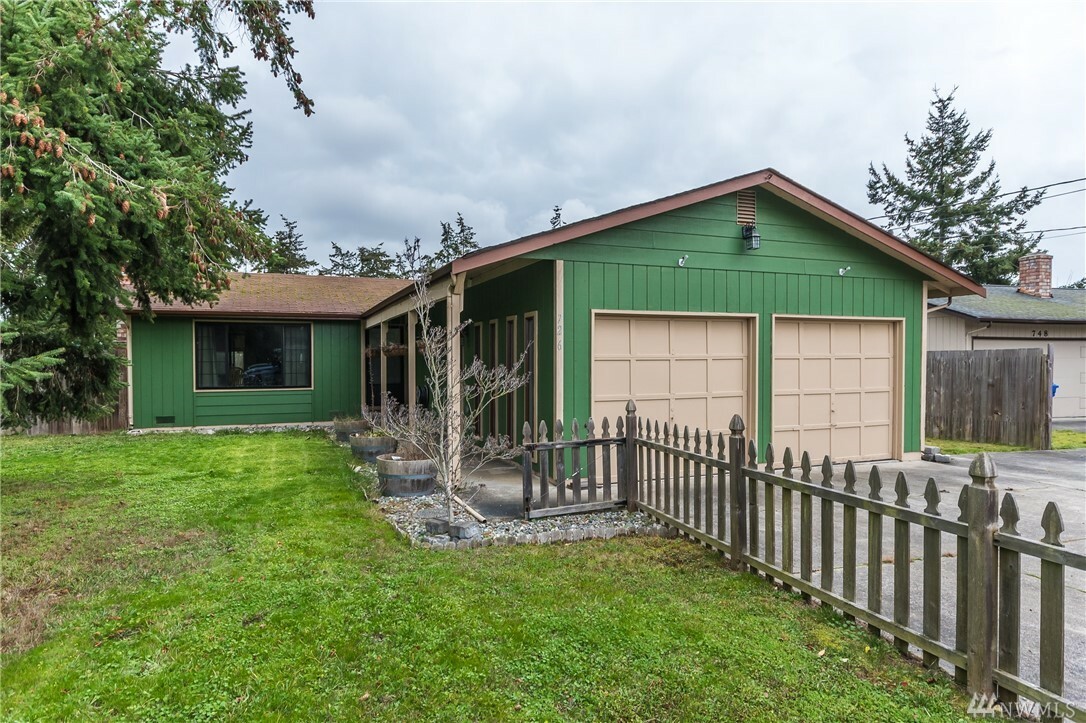 Property Photo:  726 SW Heller St  WA 98277 