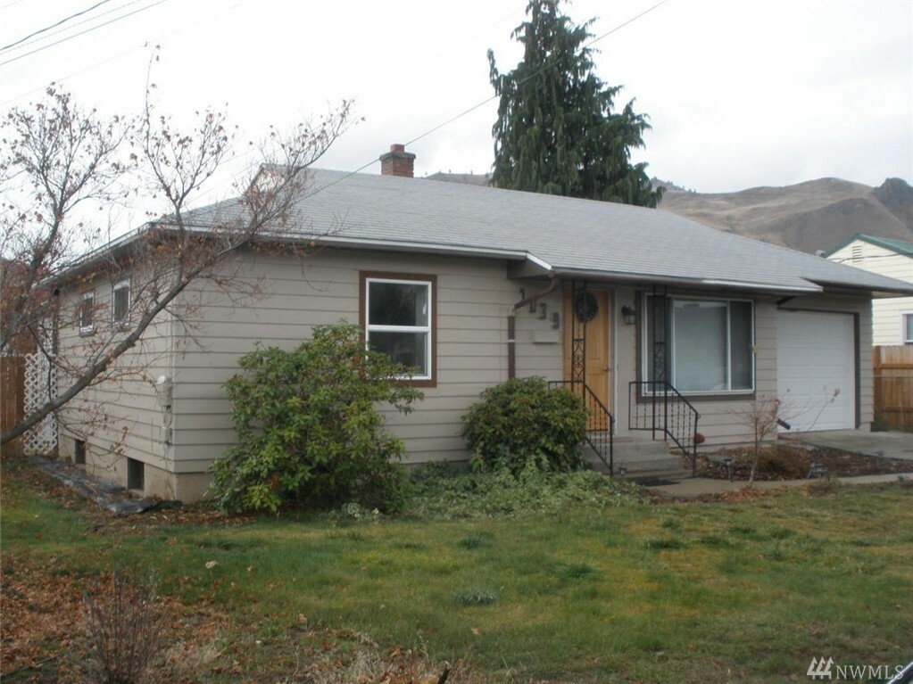 Property Photo:  1039 Dakota St  WA 98801 