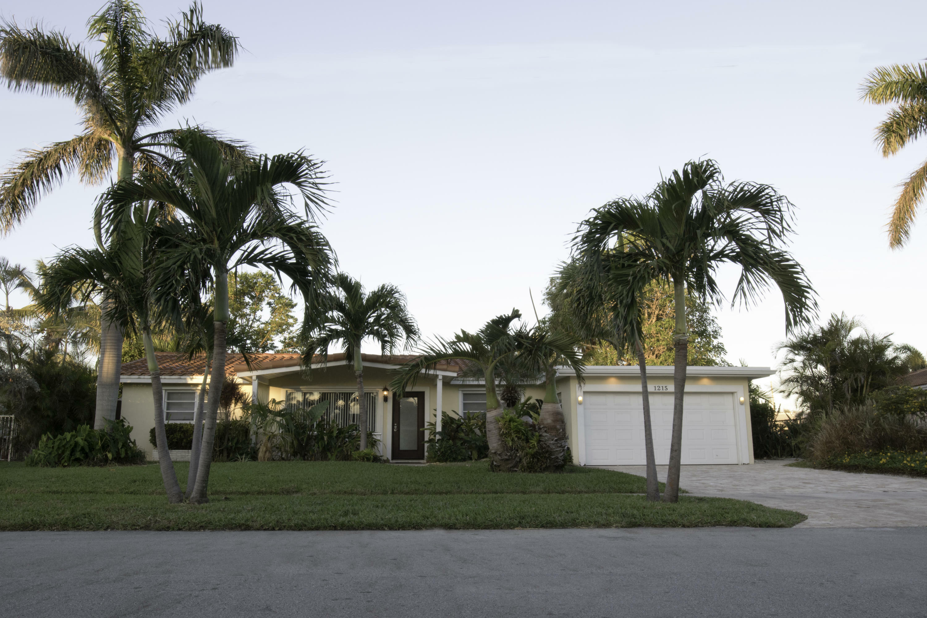 Property Photo:  1215 SE 11th Avenue  FL 33441 