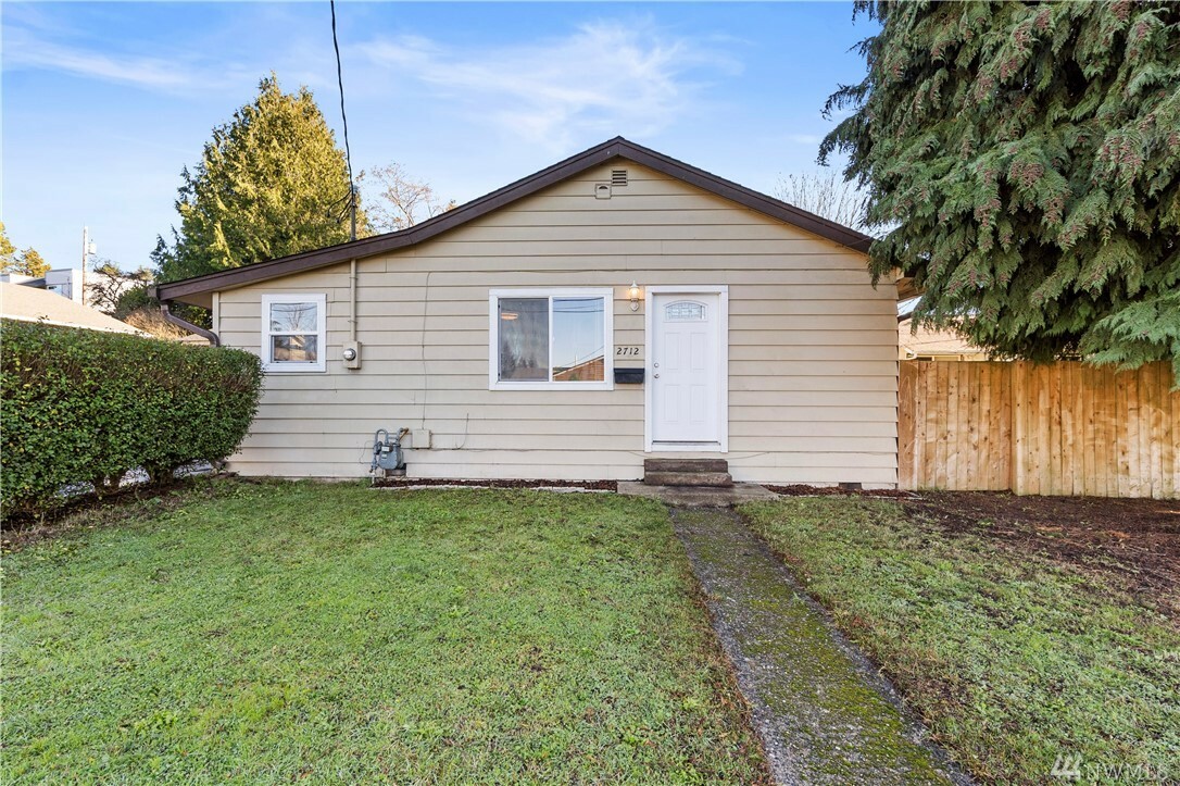 Property Photo:  2712 Cherry Ave  WA 98310 