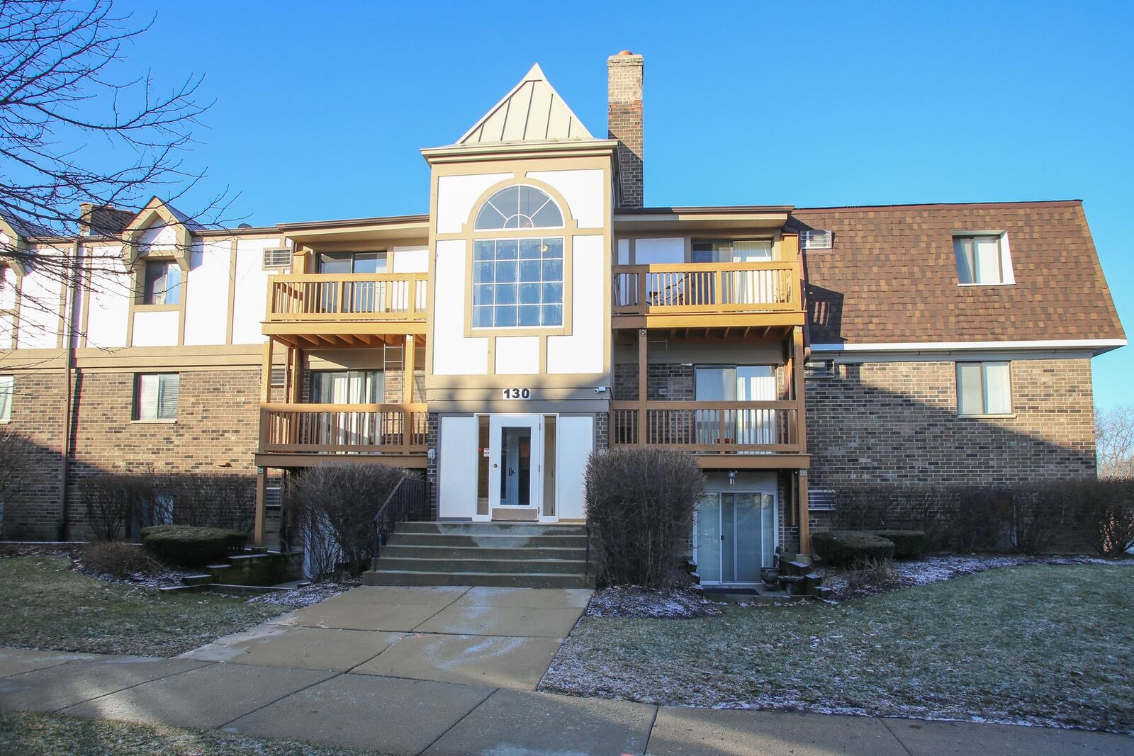 Property Photo: 130 South La Londe Avenue 3H IL 60101