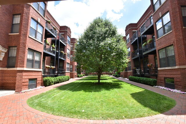 Property Photo: 2709 North Mildred Avenue 2A IL 60614