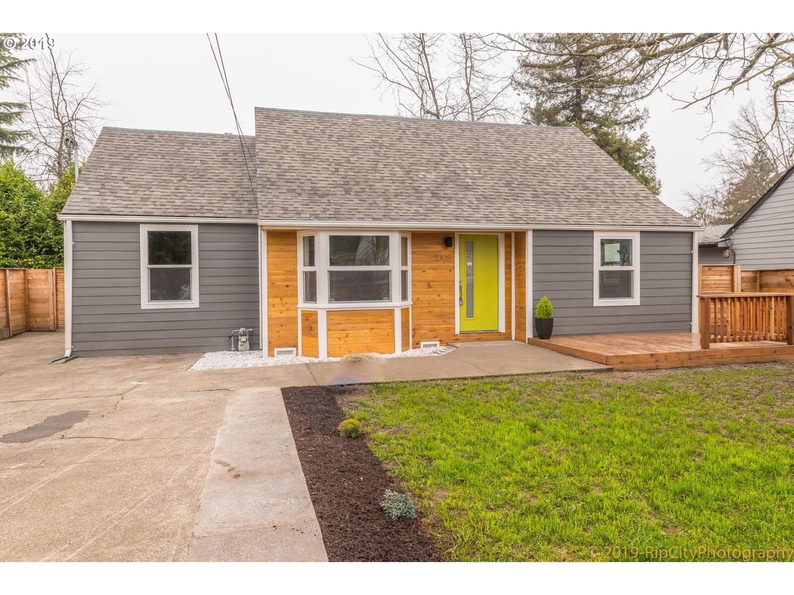 Property Photo:  7105 NE Roselawn St  OR 97218 
