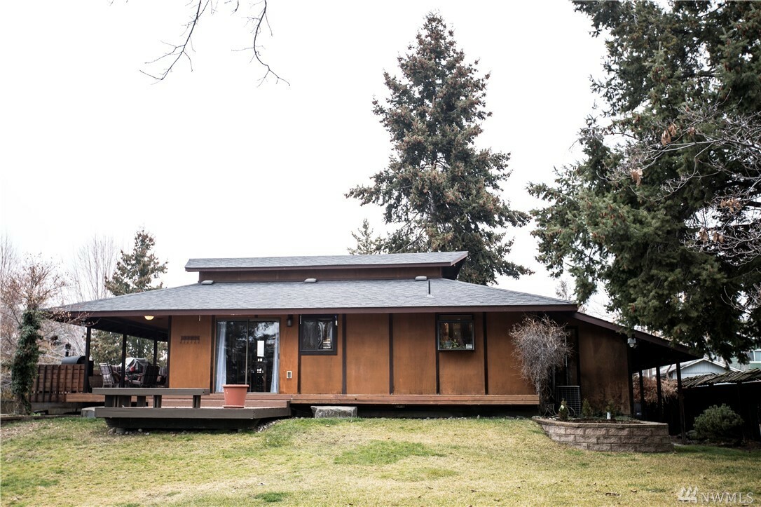 Property Photo: 337 14th NE WA 98802