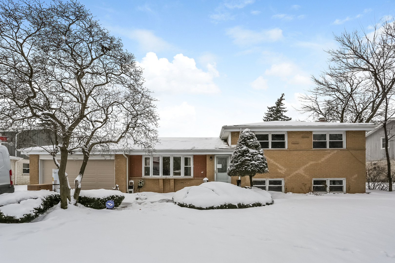 Property Photo: 2140 Woodview Lane IL 60068