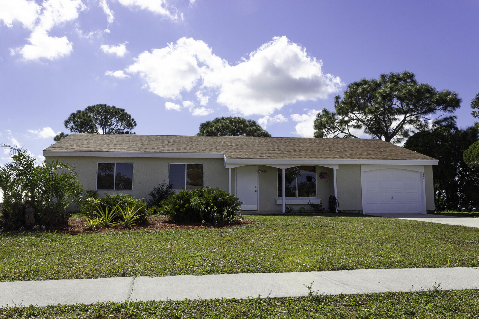 Property Photo: 674 SW Bridgeport Drive FL 34953