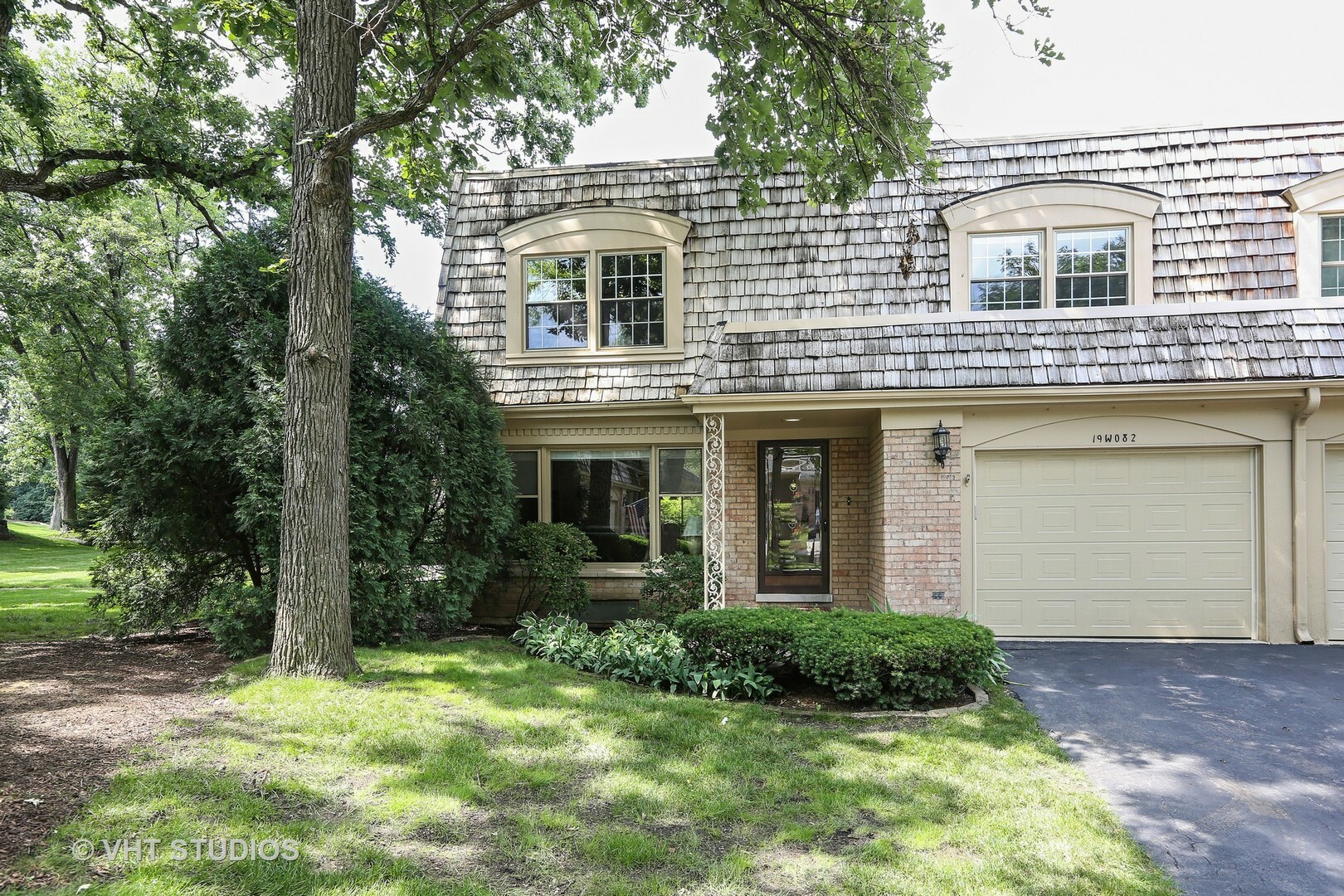Property Photo:  19W082 Avenue Barbizon  IL 60523 