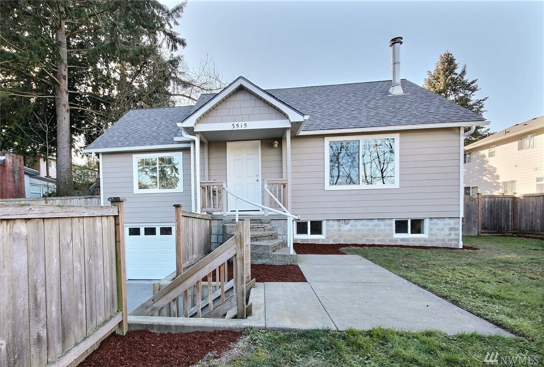 Property Photo:  3515 Meadow Ave N  WA 98056 