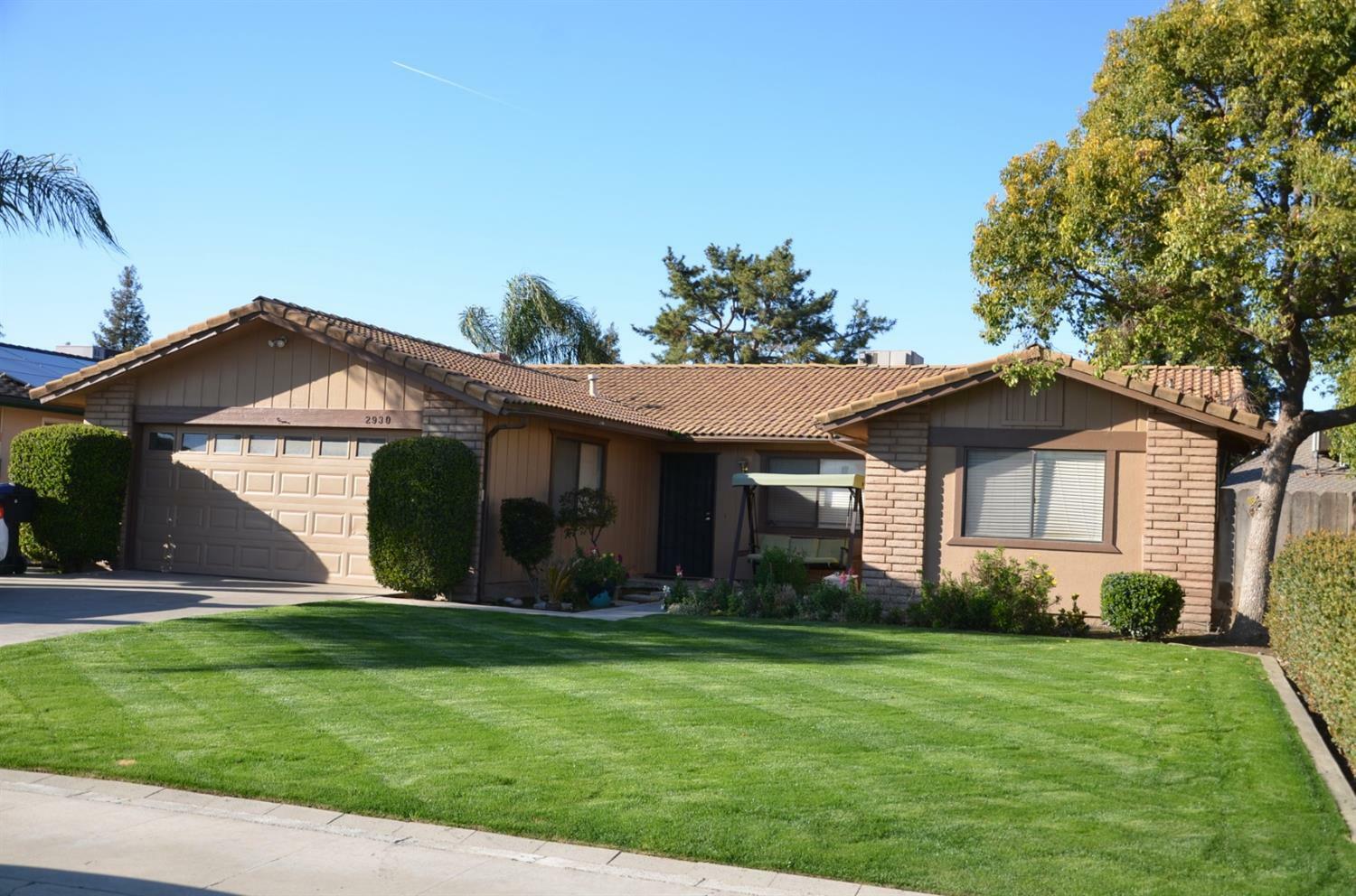 Property Photo:  2930 W Country Court  CA 93277 