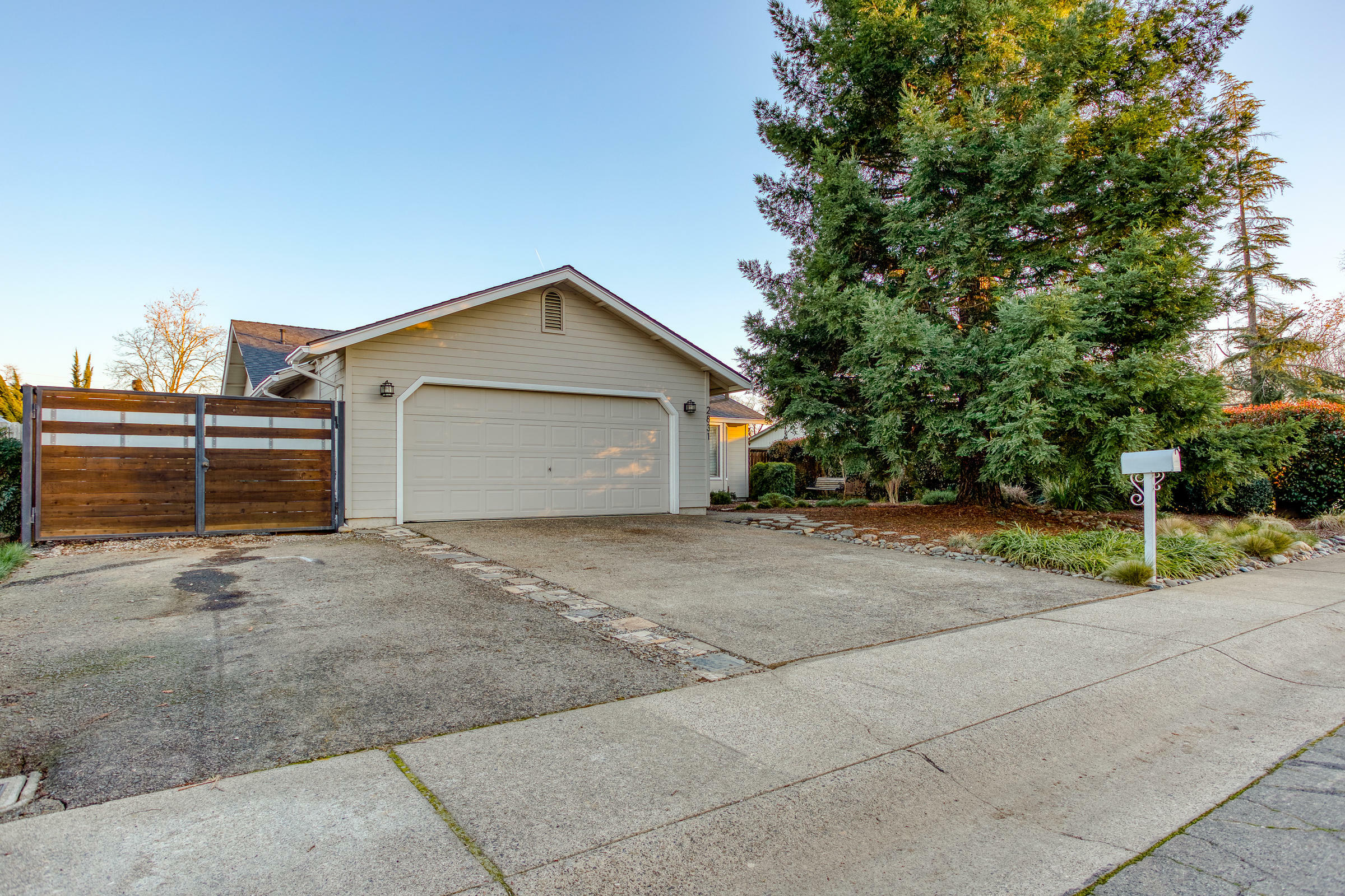 Property Photo:  2831 Fernwood Street  CA 96001 