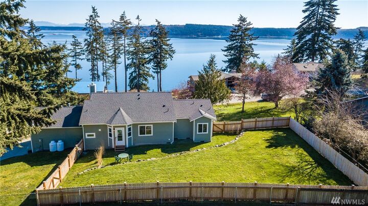 Property Photo:  952 Mohawk Dr  WA 98253 