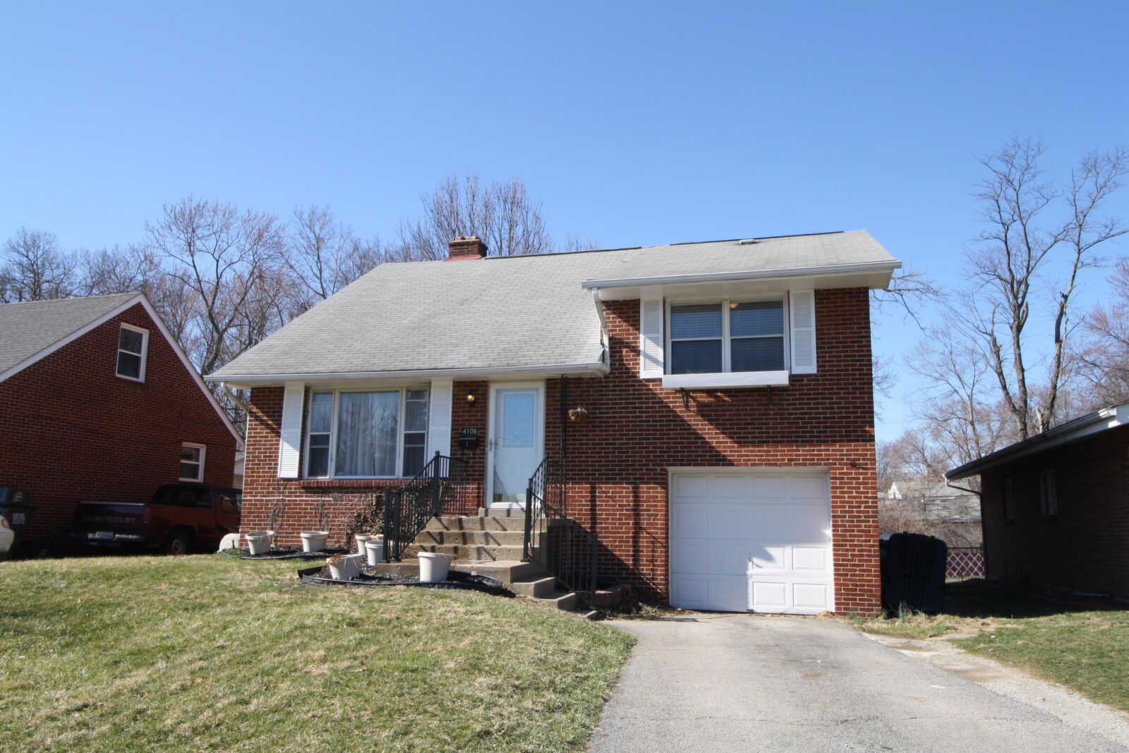 Property Photo:  4106 Mayflower Boulevard  OH 43213 