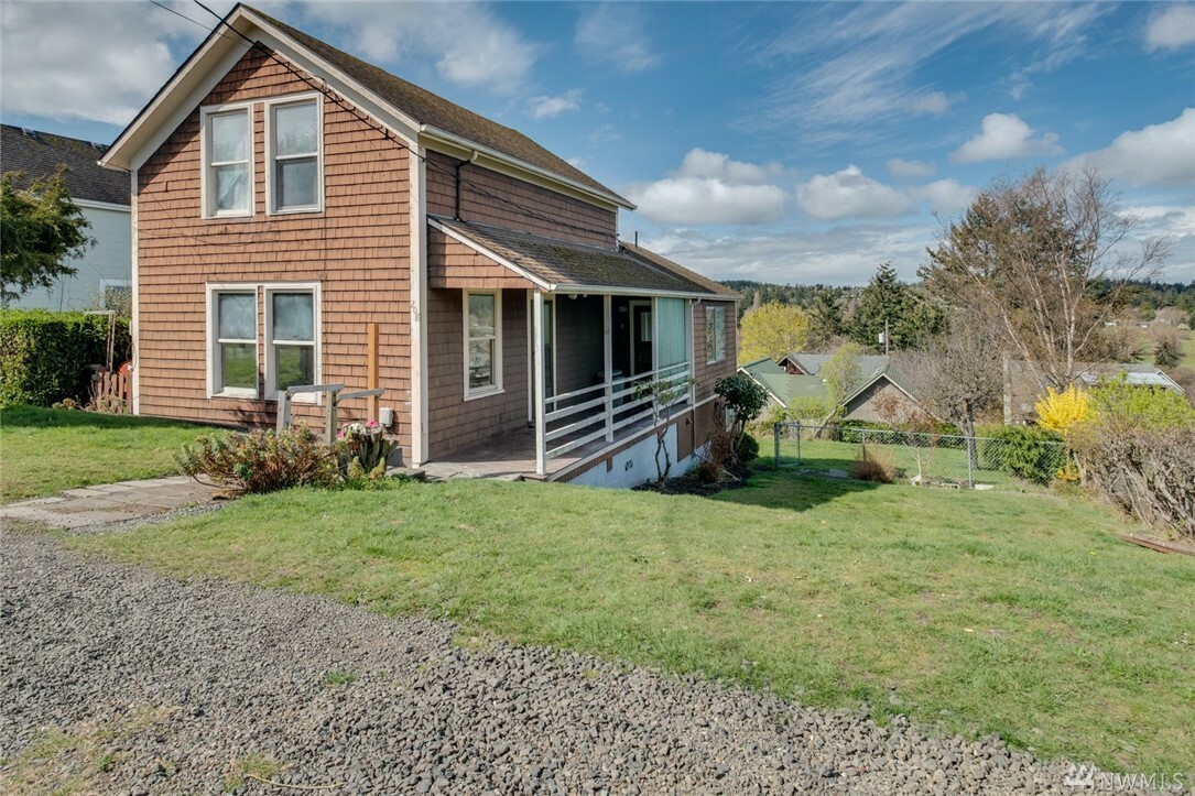 Property Photo:  208 Willow St  WA 98368 