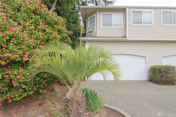 Property Photo: 724 State St S 1 WA 98033