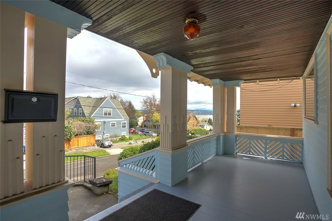 Property Photo:  2913 S Washington St  WA 98144 