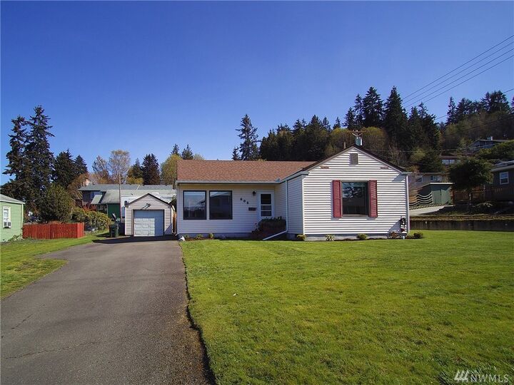 Property Photo: 605 S Chambers St WA 98362