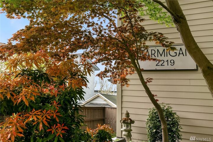 2219 14th Ave W 305  Seattle WA 98119 photo