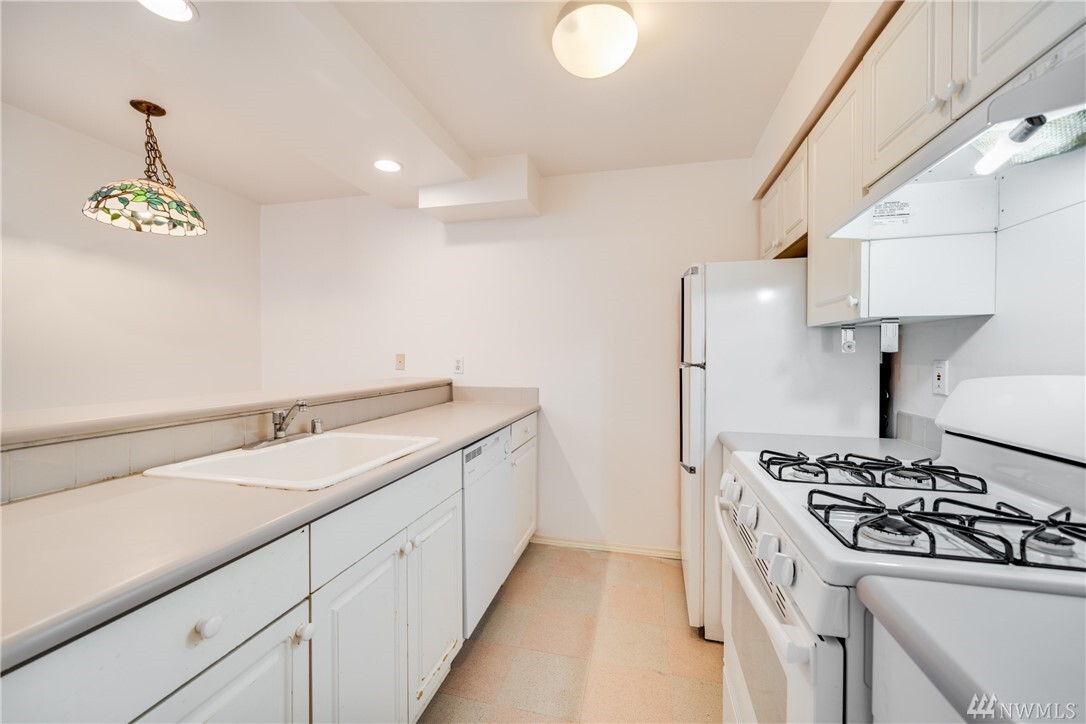Property Photo: 520 2nd Ave W 105 WA 98119