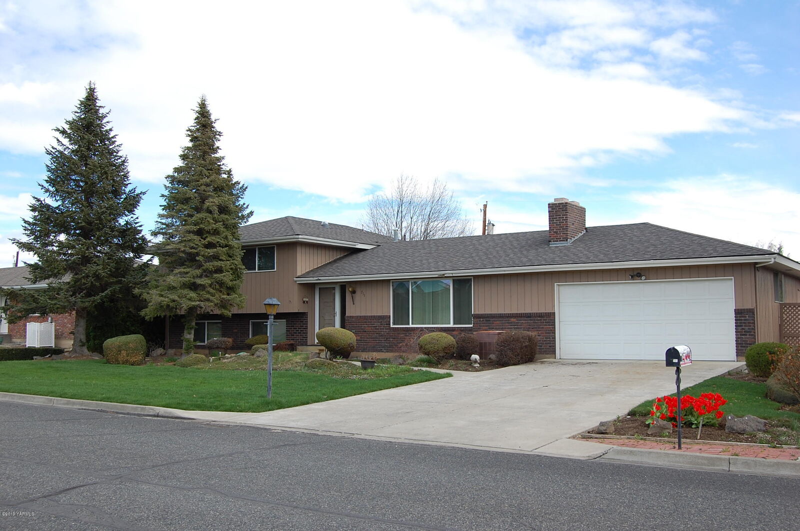 Property Photo: 711 S 60th Ave WA 98908