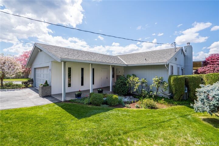 Property Photo:  1716 Country Club Dr  WA 98802