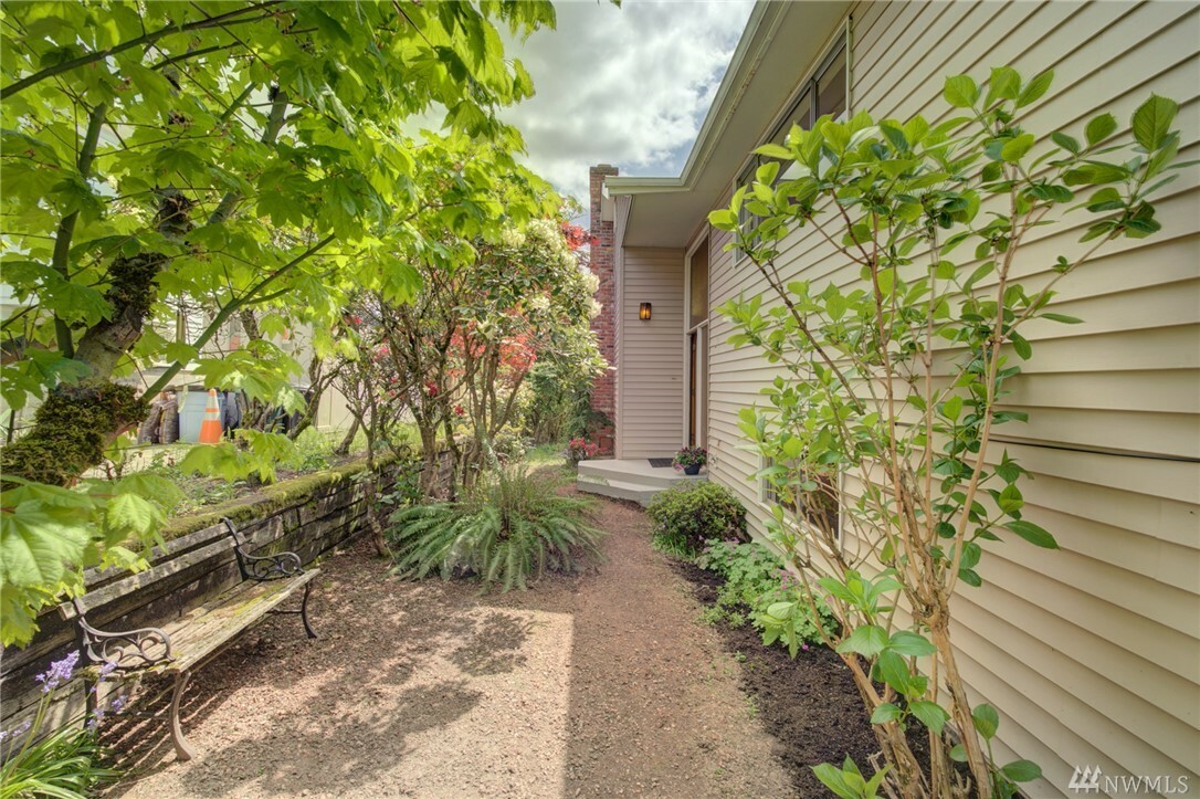 Property Photo:  2137 N 86th St  WA 98103 