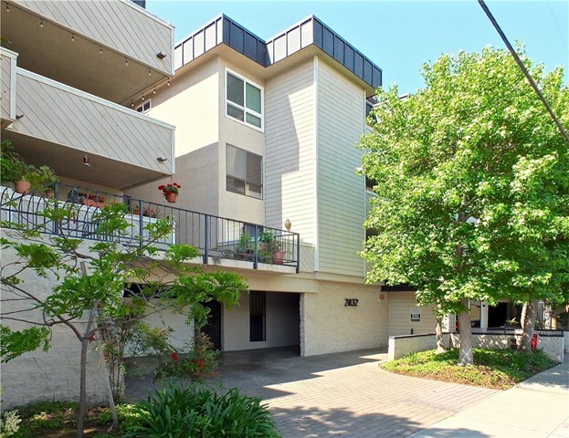 Property Photo:  2032 E Bermuda Street 108  CA 90814 