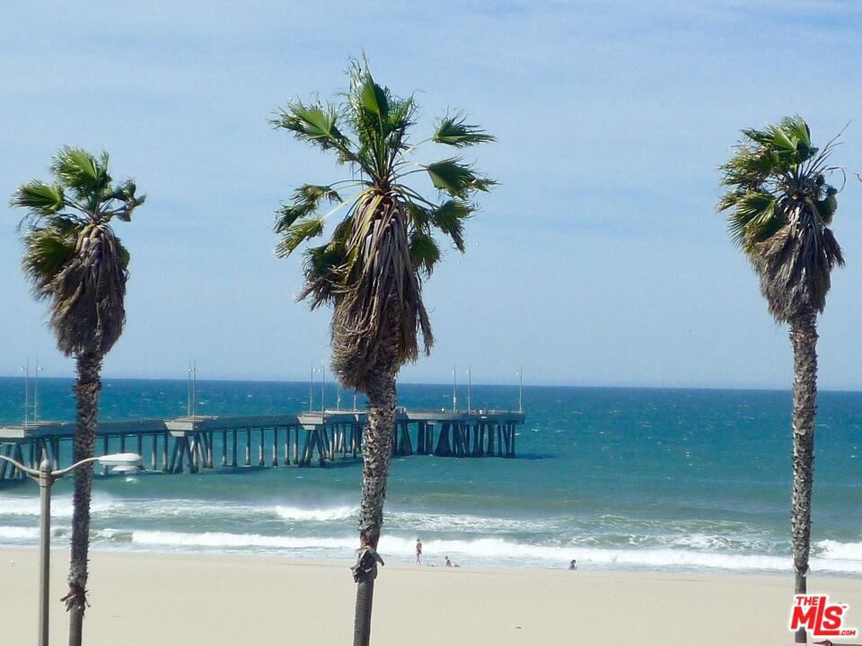 Property Photo:  11 29th Ave 1  CA 90291