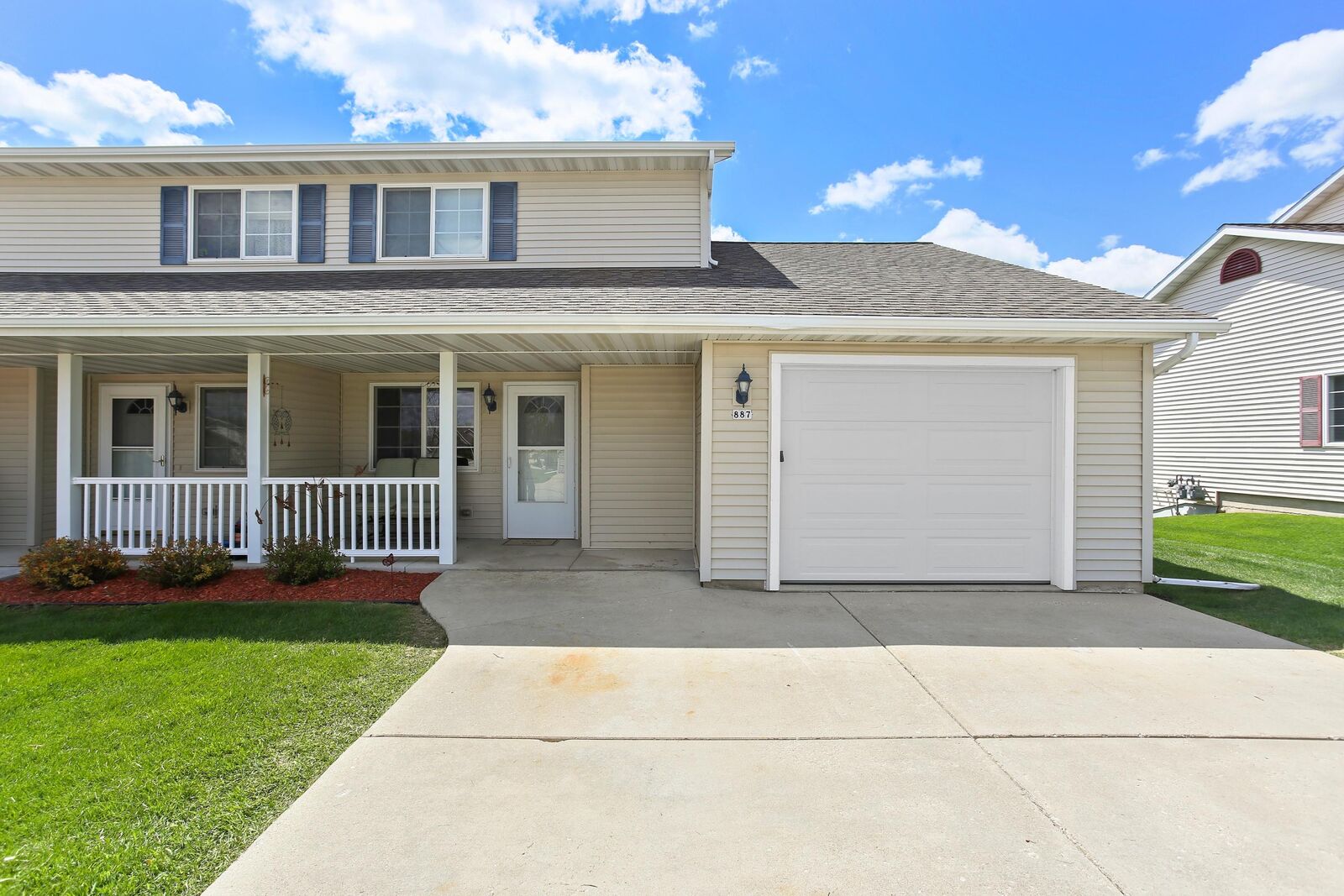 Property Photo: 887 Broadmoore Dr WI 53027