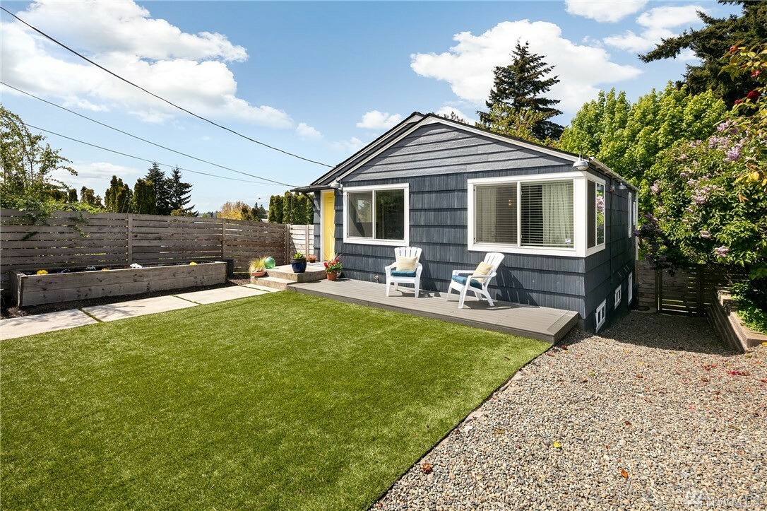 Property Photo:  10025 Ashworth Ave N  WA 98133 