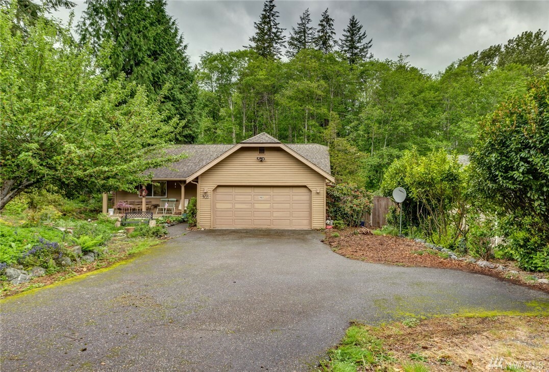 Property Photo:  903 Yew St  WA 98229 