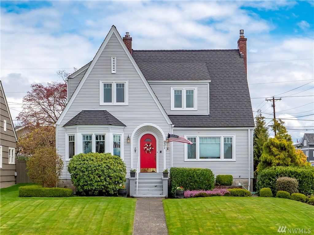 Property Photo: 931 Rucker Ave WA 98201