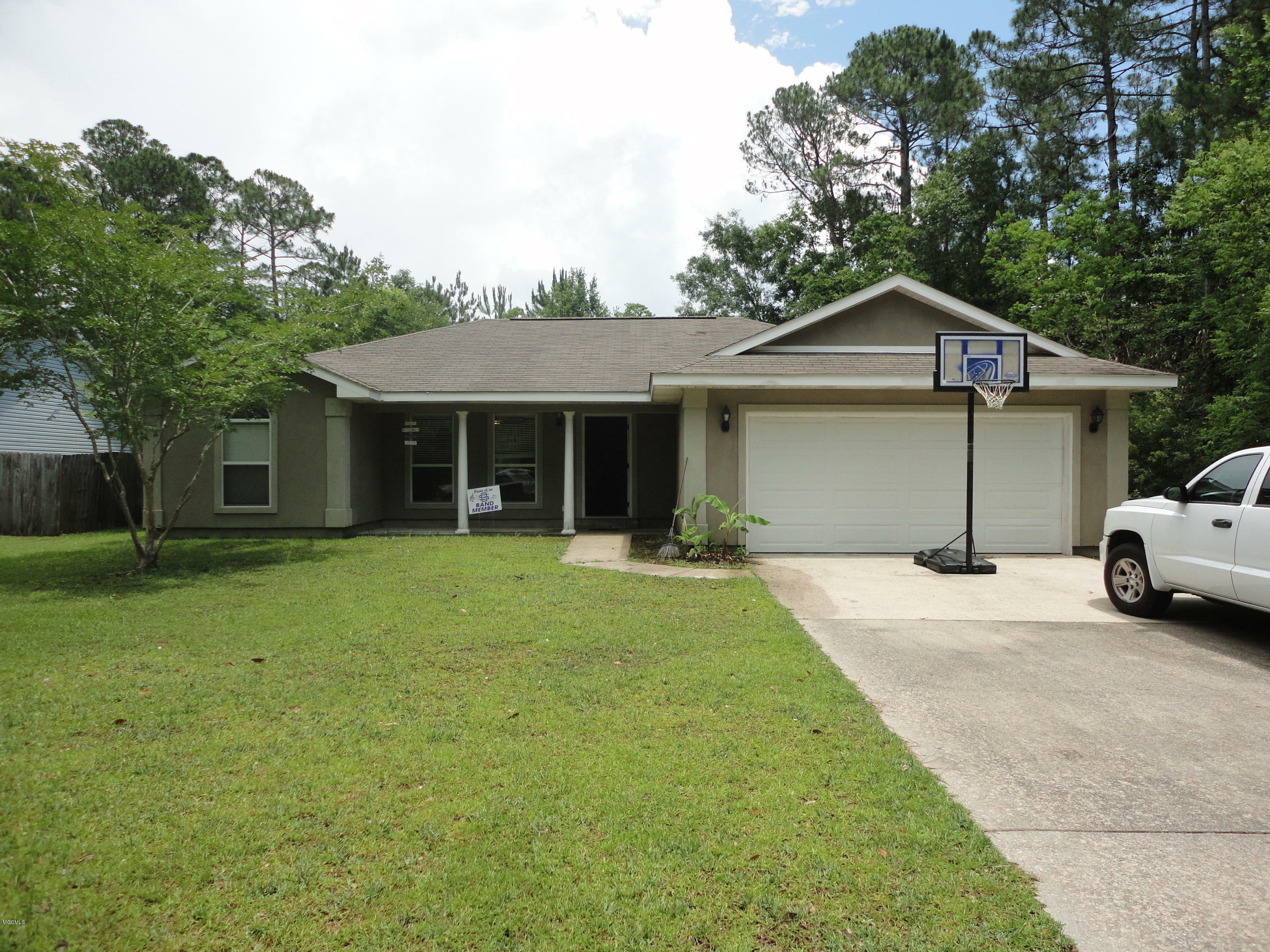 Property Photo:  2112 Deer Street  MS 39564 