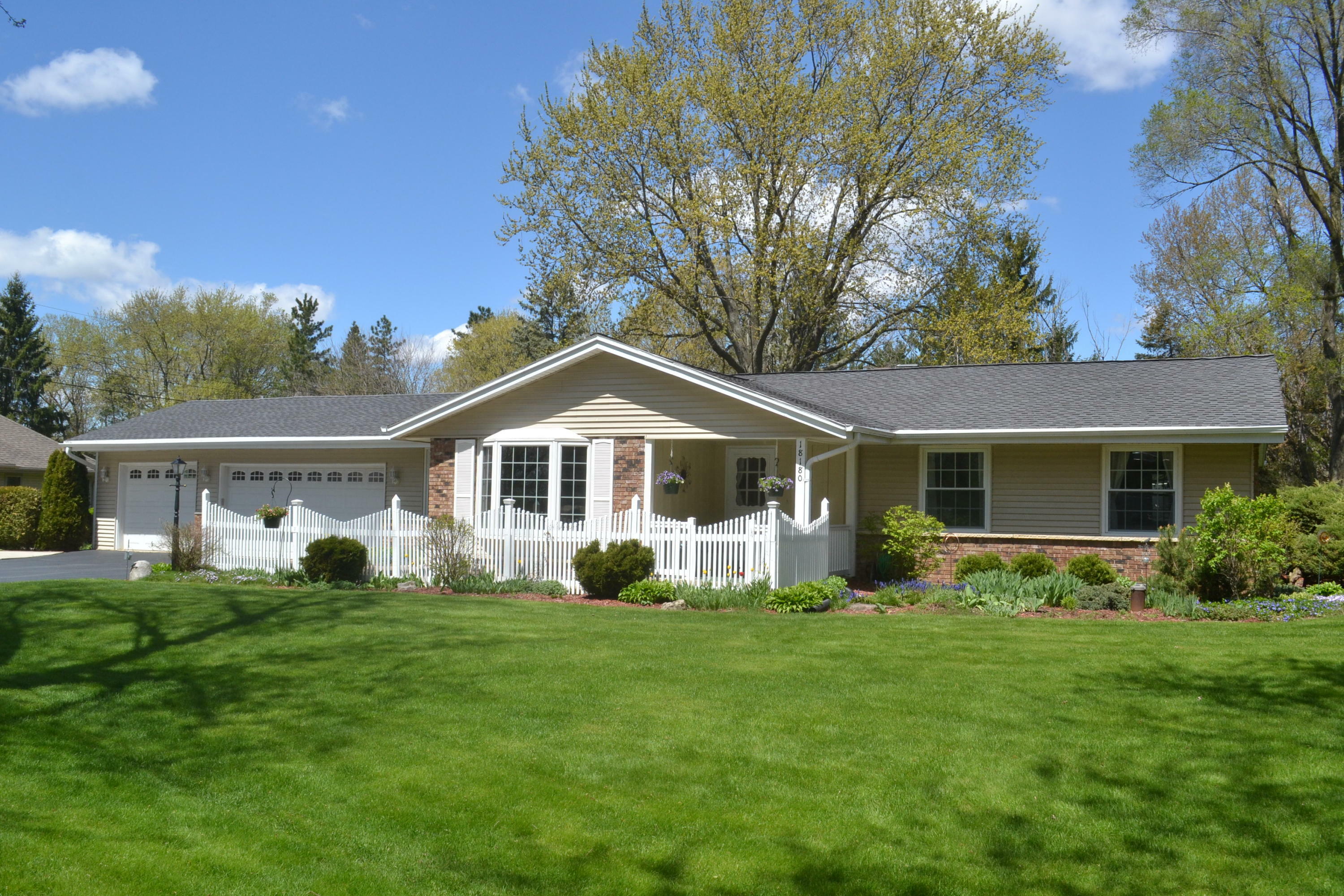 Property Photo:  18180 W Plateau Ln  WI 53146 