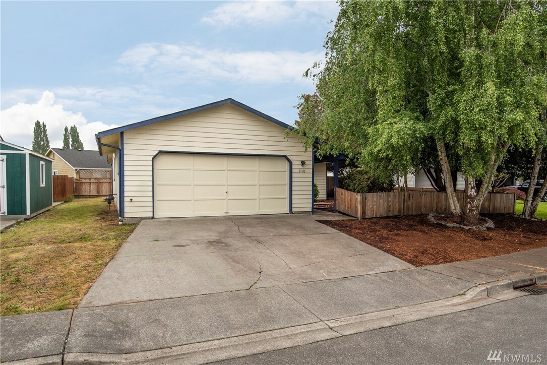 Property Photo:  910 Vera Ct  WA 98273 