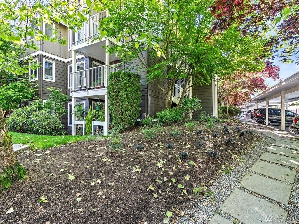 Property Photo:  300 N 130th St 3102  WA 98133 